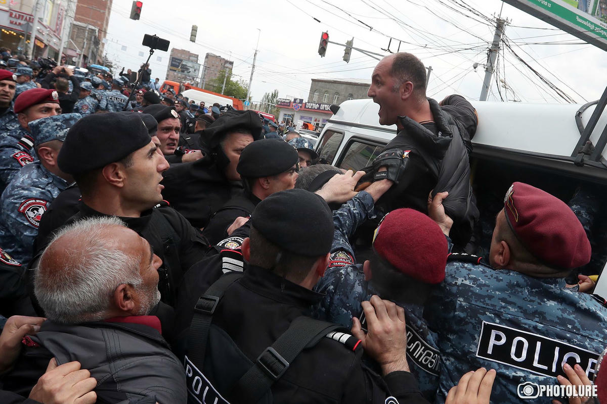 Ermenistan'da muhalefet gösterilerine  devam ediyor